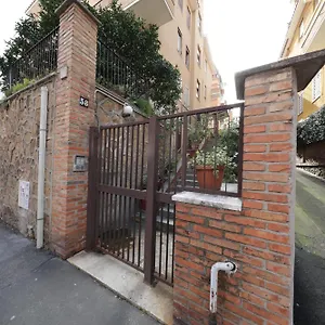 San Pietro Center Close To The Subway , Roma Italia